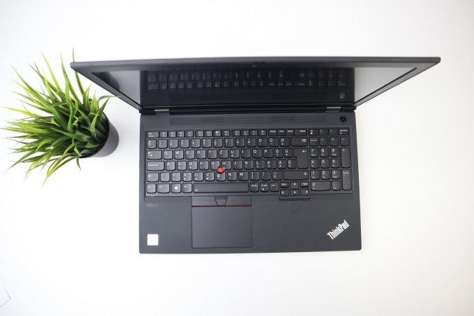 Lenovo Thinkpad P15 Gen 1 15” FHD üzleti notebook - i7 10850H 16GB RAM 1TB SSD Quadro T1000 4GB WIN11 - használt