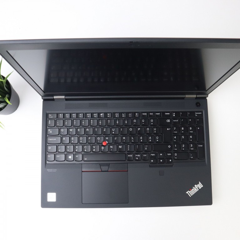 Lenovo Thinkpad P15 Gen 1 15” FHD üzleti notebook - i7 10850H 32GB RAM 512GB SSD Quadro T2000 4GB WIN11 - használt