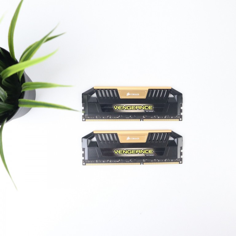 16GB (2x8) Corsair Vengeance Pro 2400MHz DDR3 memória garanciával hibátlan működéssel - használt