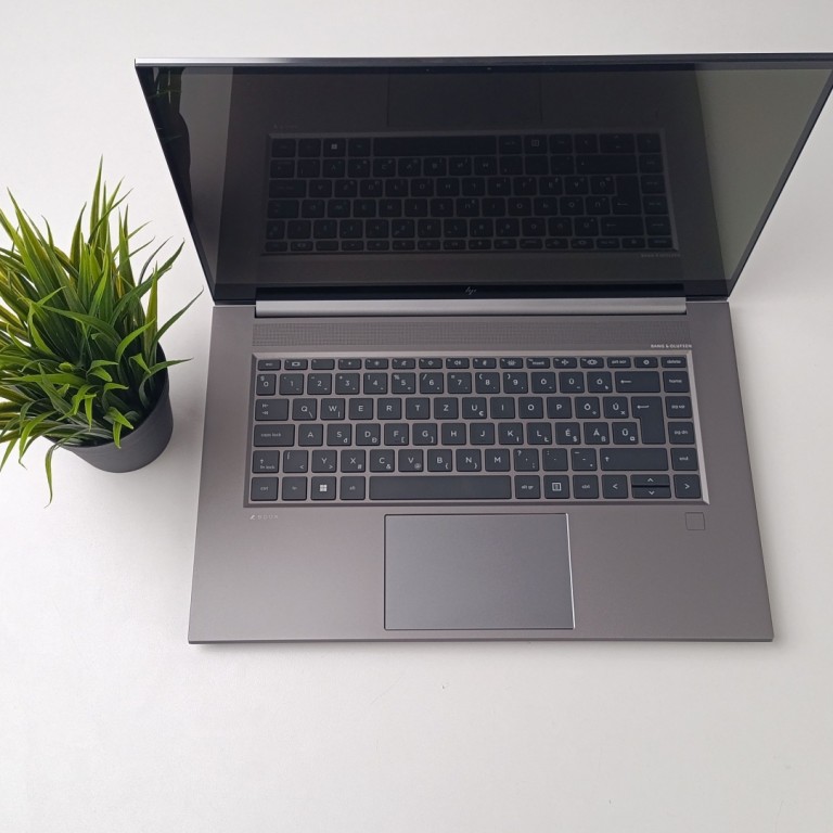 HP ZBook Studio G8 OLED WorkStation notebook - i9 11900H 32GB DDR4 2TB SSD RTX 3070 8GB Win11 garanciával hibátlan működéssel  - használt