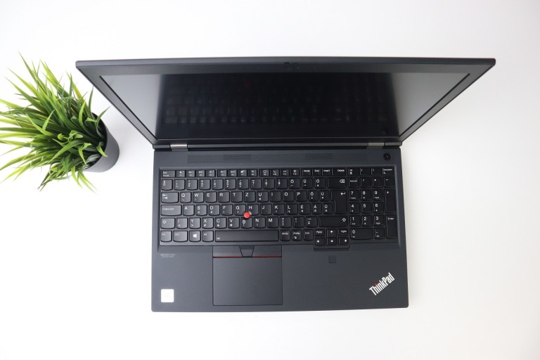 Lenovo Thinkpad P15 Gen 1 15” FHD üzleti notebook - i7 10850H 32GB RAM 512GB SSD Quadro T2000 4GB WIN11 - használt